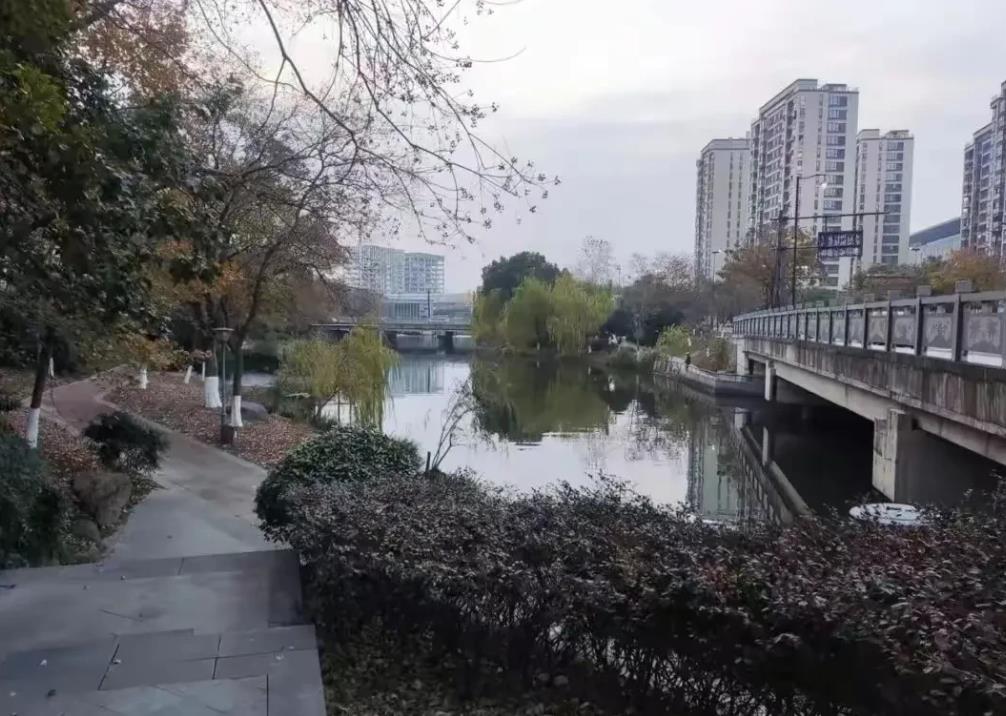 该治一治物业了！浙江，某小区业主深夜熟睡后，突然被急促的敲门声吵醒，业主打开门一
