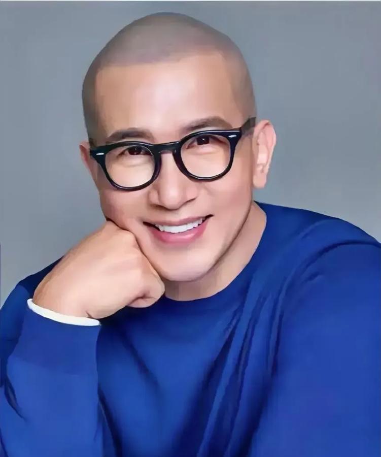 具俊晔真走得挺狼狈！

机场地勤透露，具俊晔独自一人现身机场，拖着两个32公斤的