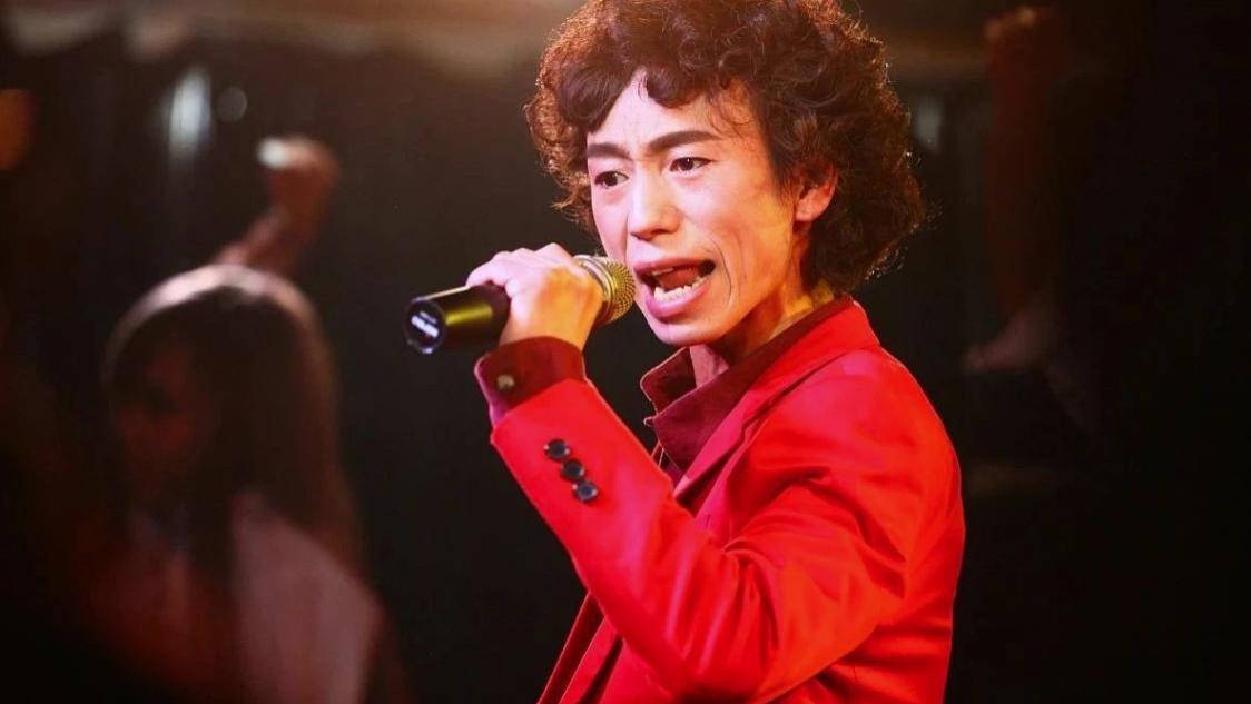 庞麦郎：一首歌赚狂200万却被强制送进精神病院，发病连爸妈都打