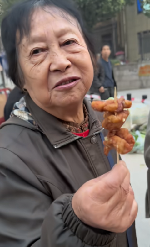 11月15日，炸鸡摊老板怒问试吃的大妈“你吃了几块了？”大妈举着手中的一串炸鸡，