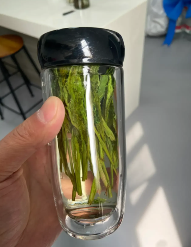 这个茶叶叫什么？

大部分人不认识，很多朋友说是油麦菜和烘干了的韭菜，其实这真的