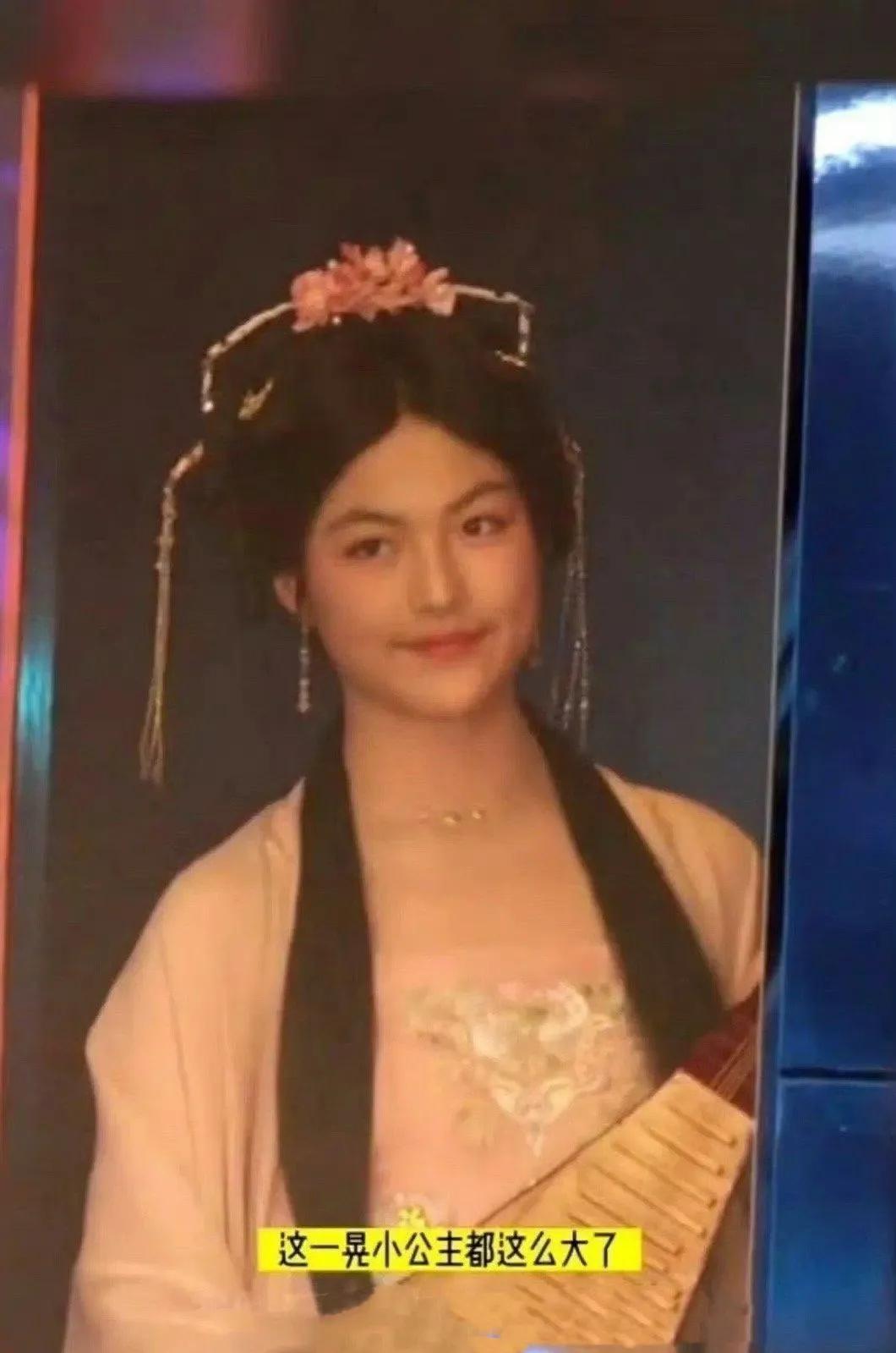 王诗龄穿上古装后给吓一跳，一身淡粉色古风汉服，怀里抱着琵琶，和王岳伦一模一样，挺