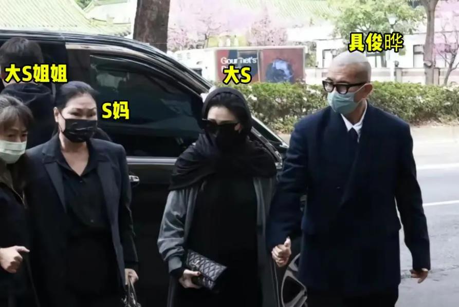 大S抛出流量，前婆婆张兰接住流量，引起网友们的热议。汪小菲因为大S的着装而引起了