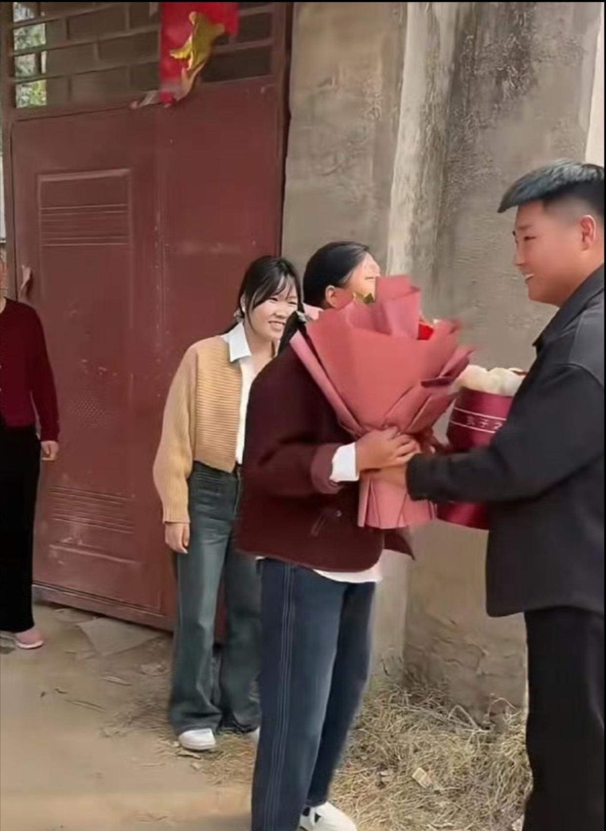 幽默趣闻：哥们啥运气？笑得都合不拢嘴了！哈哈哈哈！
