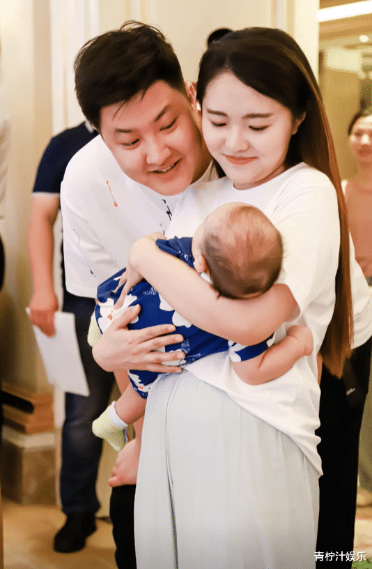 金龟子外孙百日宴，年迈的公婆出镜，亲家母现身优雅朴素又卑微（金龟子女儿个人资料）-第8张图片-九妖电影