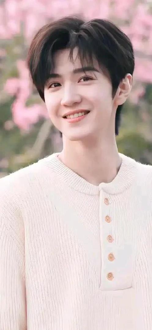 哈哈哈哈哈哈哈哈，笑死人了，没有想到你居然是这样的陈哲远。
化妆前和化妆后，简直