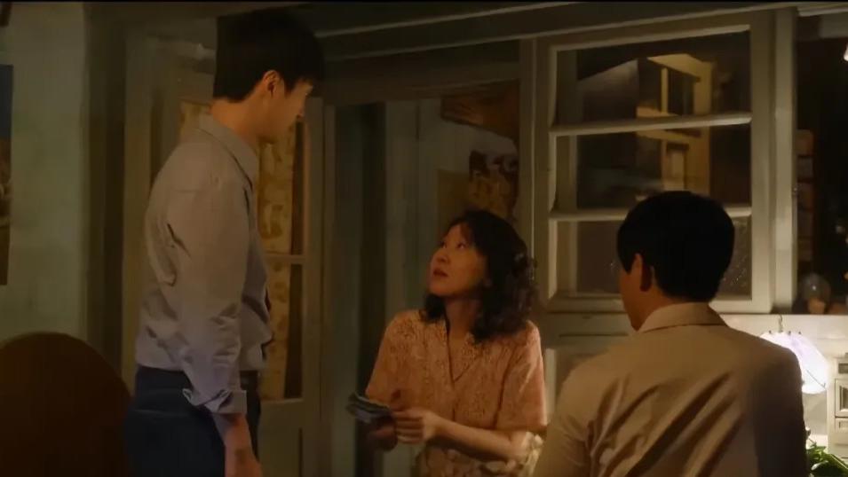 《小巷人家》：栋哲赚6万，宋莹疯狂消费，图南给5千，黄玲却不敢花！