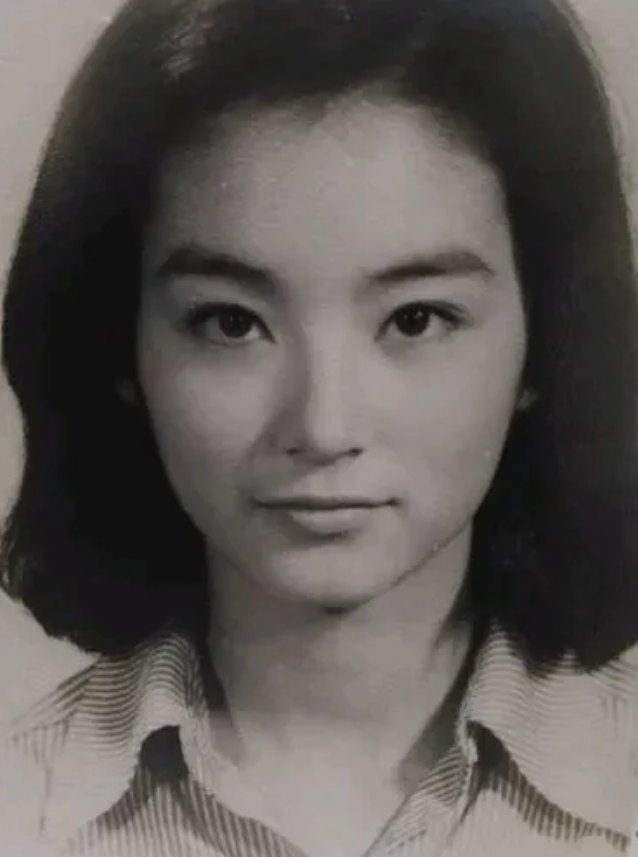 林青霞和胡慧中这也太像了吧！二人都是七十年代最美的两个女明星，对于颜值，二人在伯