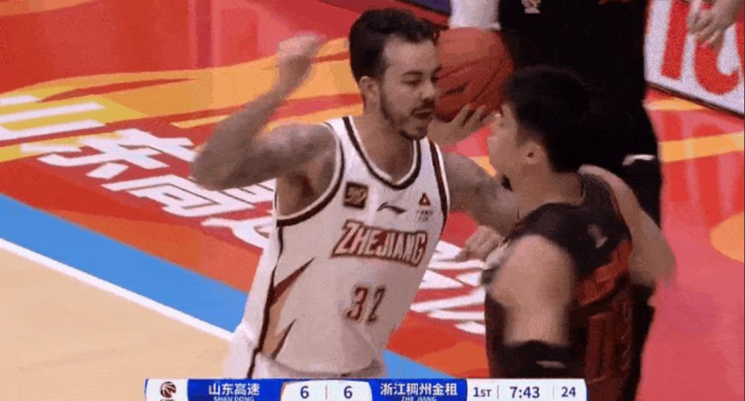 约克谈跟于德豪发生冲突：

“他小动作很多，一直在影响我，我真的受不了。”

“