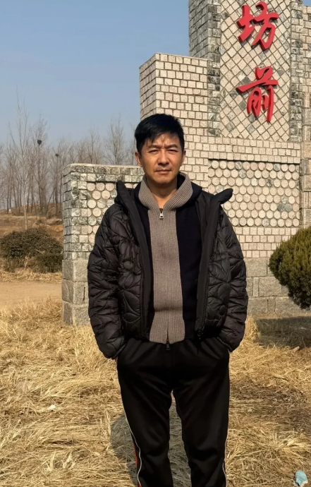 50岁郭晓冬提前回临沂过年了！莒南出来的大明星，在自己家大坊前村拍照大大方方晒出