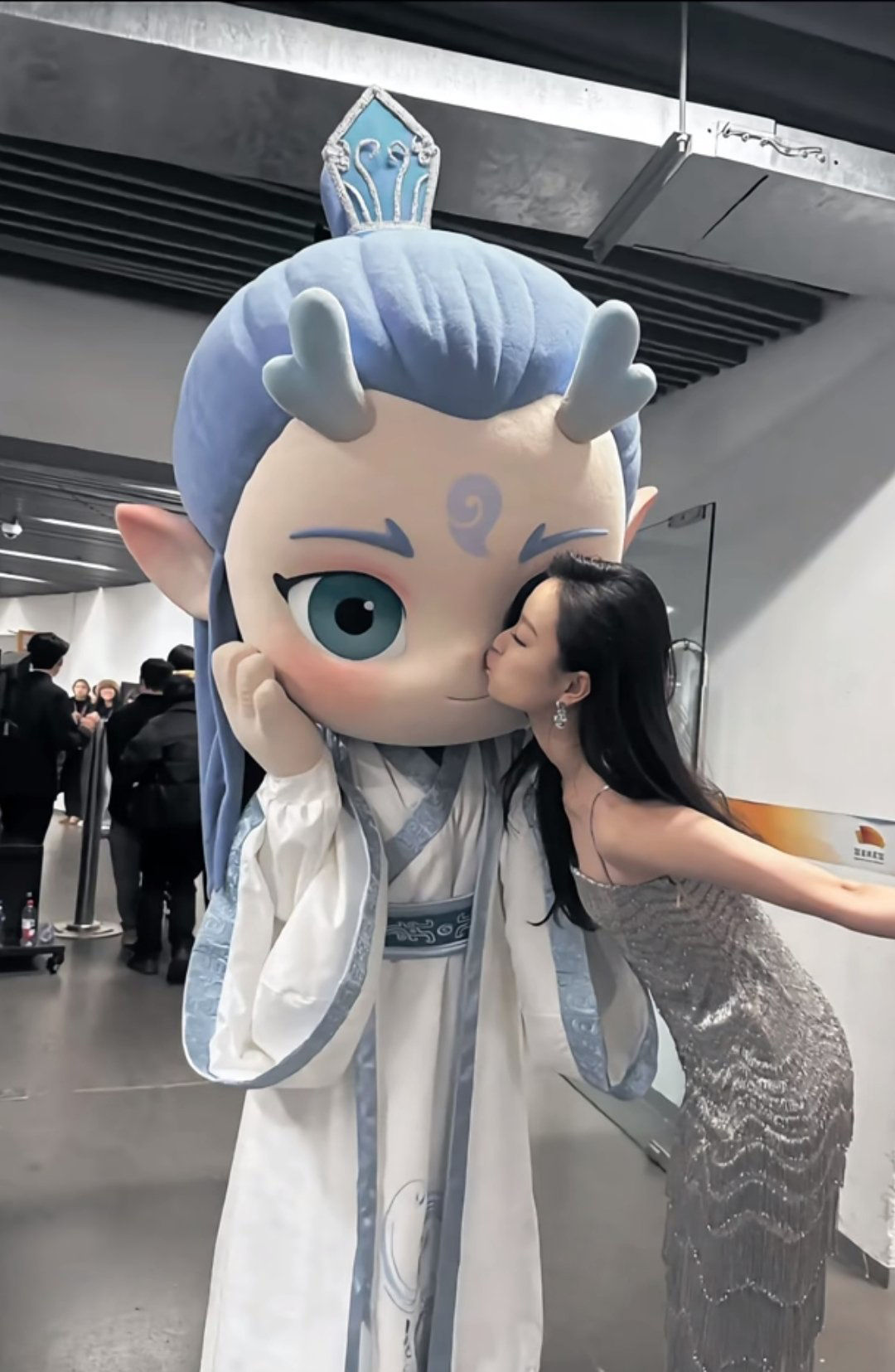 倪妮真是个奔放的女孩子，遇到敖丙直接上嘴亲。