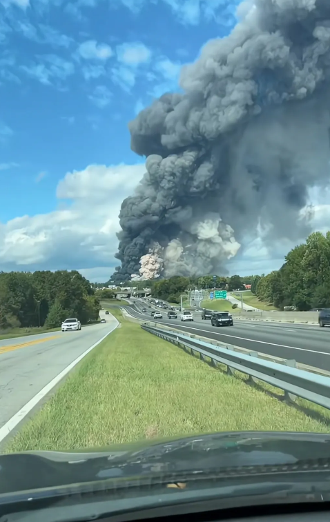 美国一座生物实验室发生大火！当地要求居民迅速撤离！
2024年9月30日美国佐治