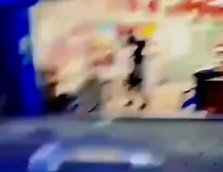 网传一大爷感冒后去药店买药，不料药店竟给大爷配了800多元的感冒药，大爷一看这药
