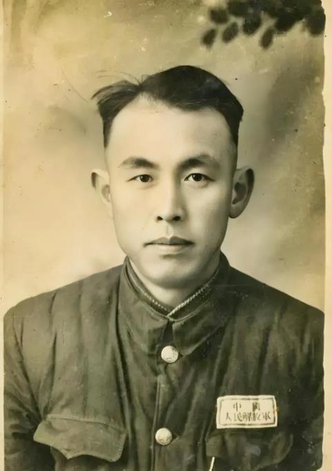 1953 年 9 月，河南省招待所的领导跟残疾招待员老雷说：“老雷，你这么大的人
