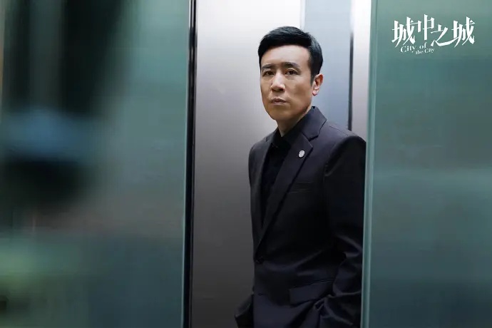 《城中之城》开播后迅速登上热搜，引发网友热议。该剧根据肖澜同名小说改编，以大都市