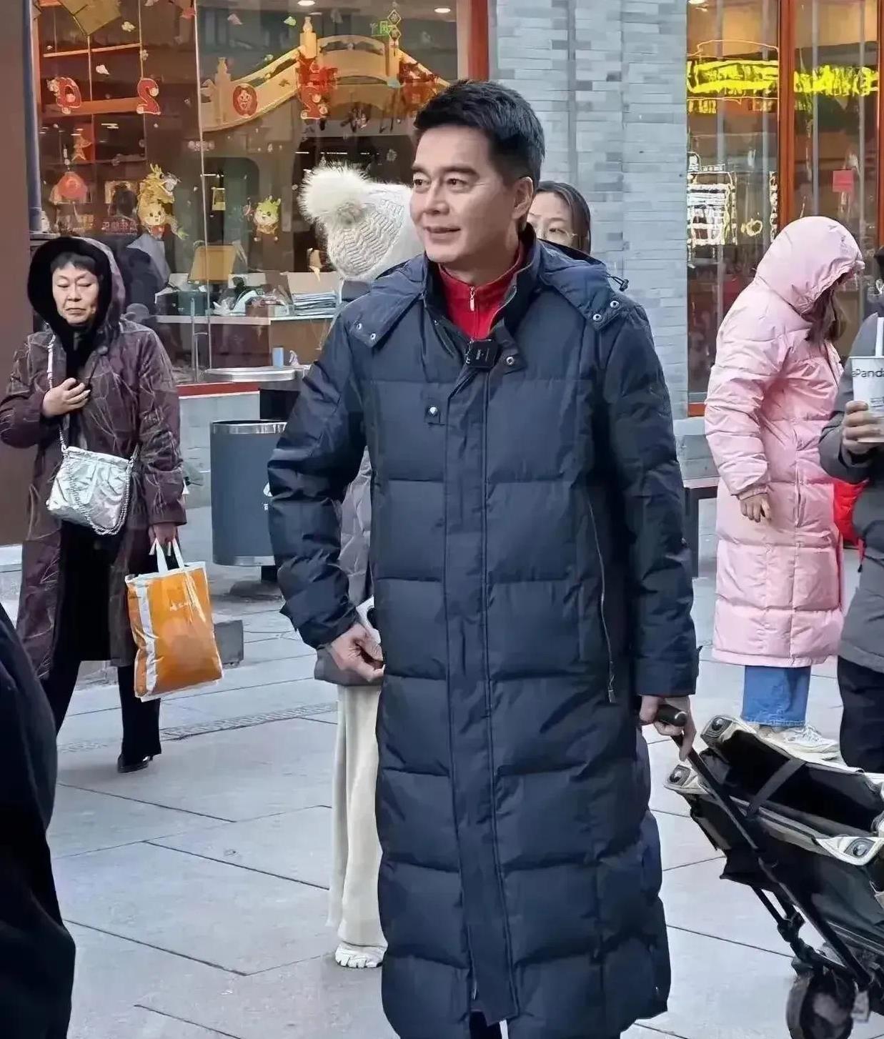 他都60多了，还是这么的帅气有型！
真的是帅了一辈子啊，太会保养了
