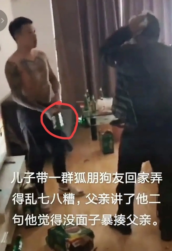 满身纹身的儿子带狐朋狗友大闹家中，因父亲几句责备，竟持啤酒瓶将父亲砸得头破血流，