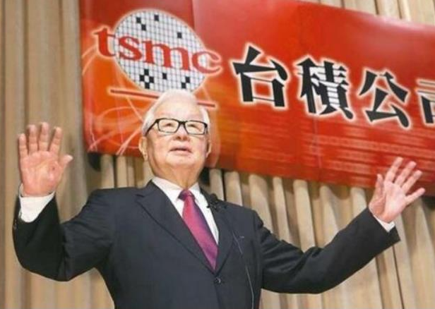 一比吓一跳，台积电比华为强多了。
台积电去年营收4990亿，净利润2143亿，
