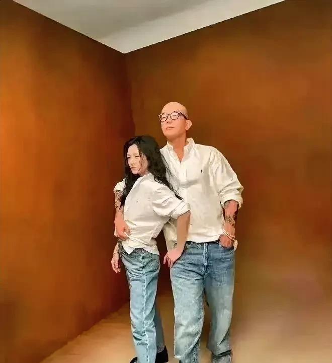 大S的老公，今天坐飞机回韩国，见到他的人都说他又黑又瘦了。爱妻刚走，追思会也办过