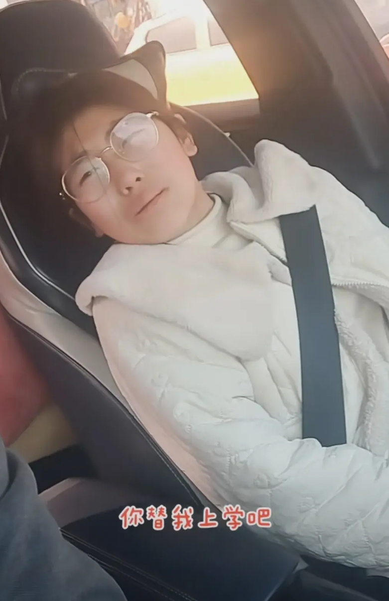崩溃！河南一12岁女孩被父亲送去住校，车上痛哭：你都没有理解住校的痛，我住了6年