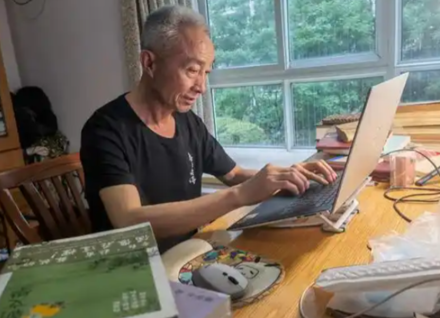 1977年，戴建业高考考了289分，报考华中师大，谁知进了大学后，他才知道华师的