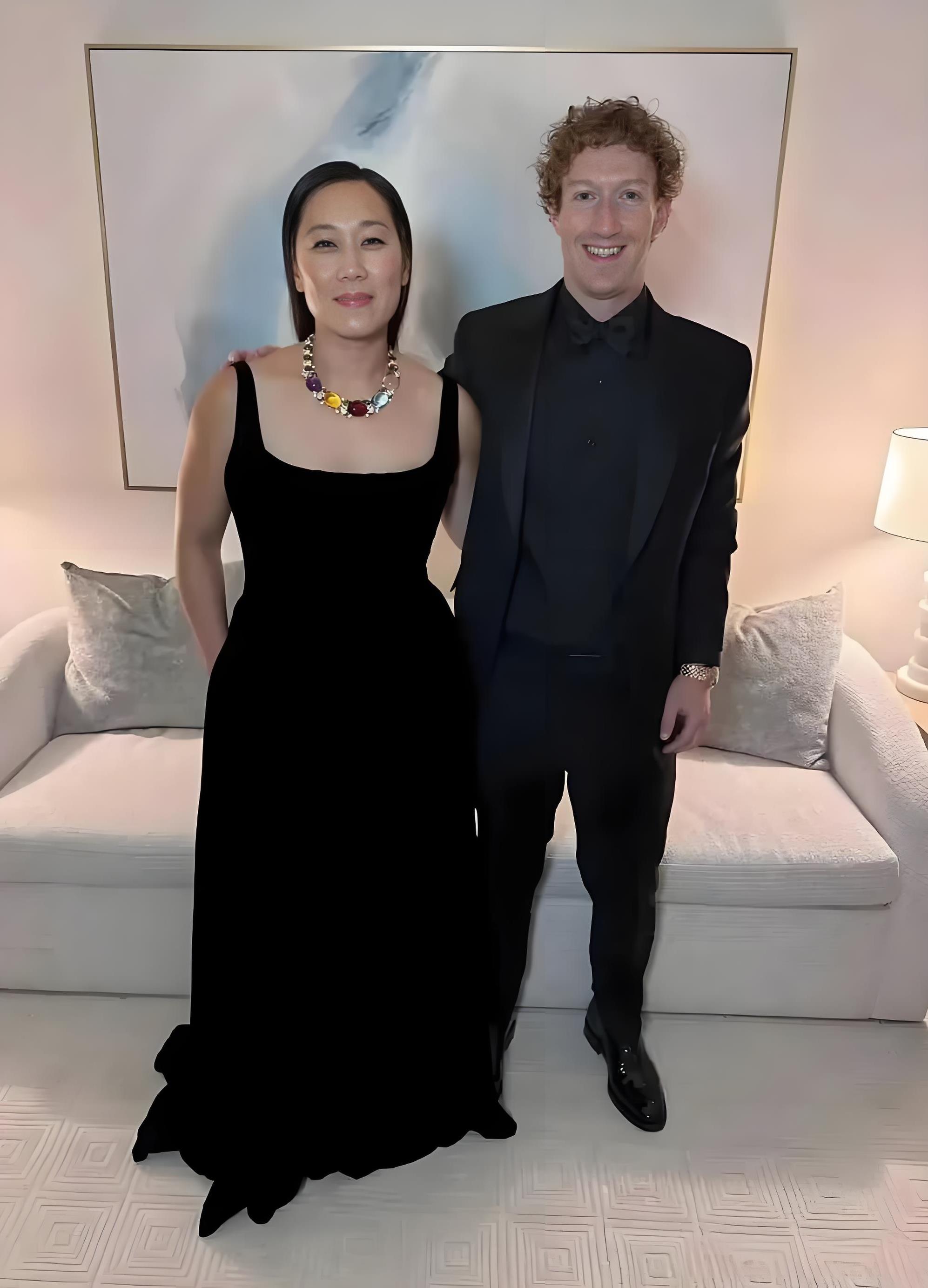 扎克伯格和他的妻子，扎克伯格真是有眼光，普莉希拉·陈平时素颜看起来有点土气，这化