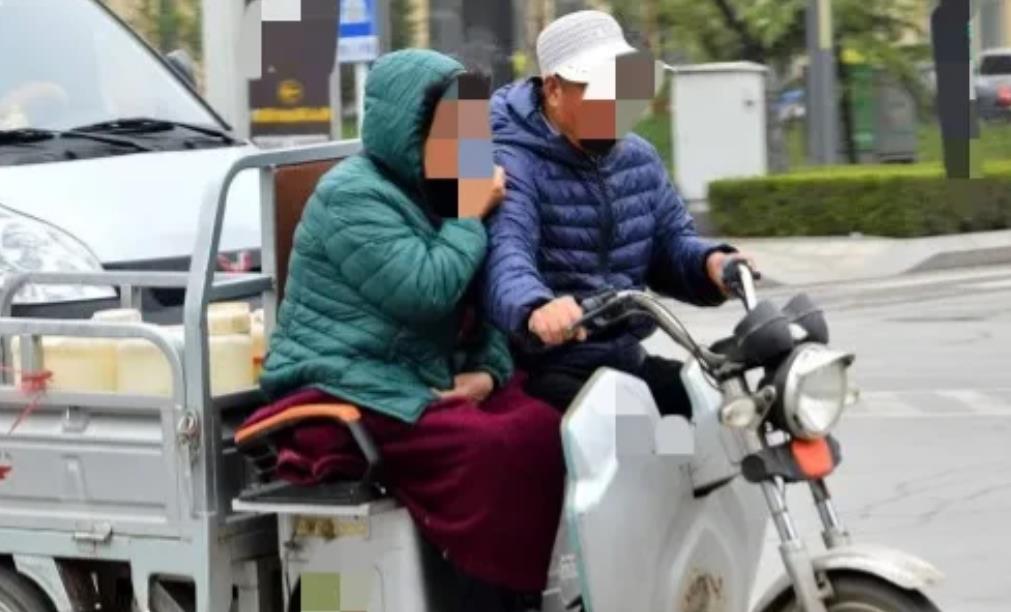 贵州毕节，男子骑着三轮车带着女友回家，途中与女友发生口角，后见女友抢夺方向盘，将