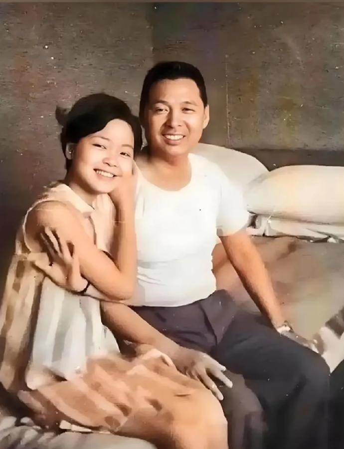 17岁的邓丽君和父亲合影，邓家虽普通，但父亲对孩子的爱和支持让邓丽君走得更远，成