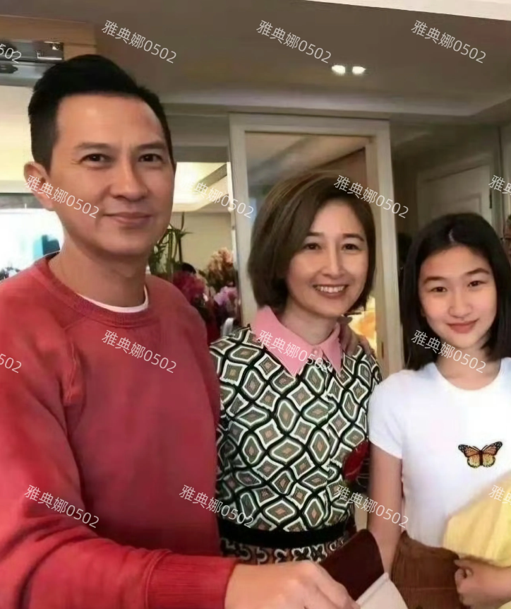 张家辉家的基因太神奇了，一家三口共用一张脸，18岁的女儿长得又像爸爸又像妈妈，关