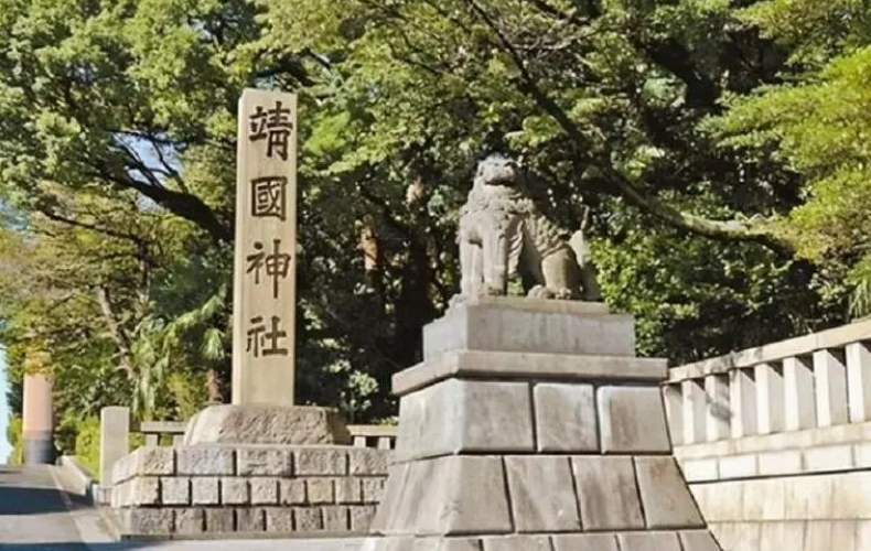 靖国神社的前身是1869年由明治天皇下令创建的东京招魂社，目的纪念戊辰战争中为恢