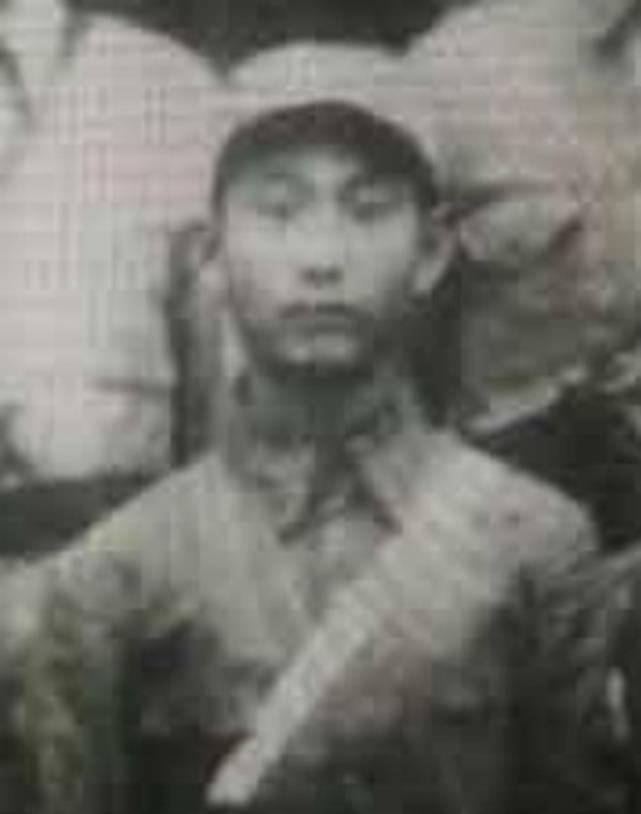 1945年，“钢政委”陈辉前往黄楼岗村检查工作，不料被叛徒发现行踪。日本特务队长