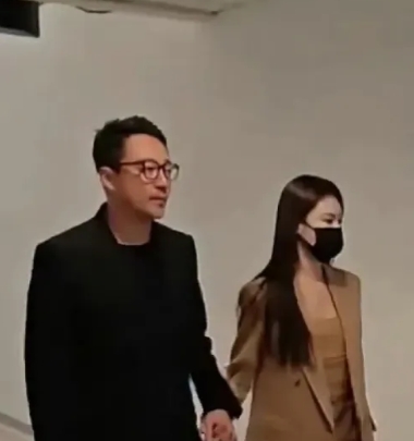 汪小菲带领妻子Mandy抵达台北，面对媒体的提问，汪小菲选择了沉默不语。而马筱梅