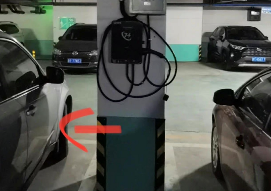 上个星期，我发现我的邻居张伟竟然在小区公共停车场的柱子中间装了个充电桩，位置正好