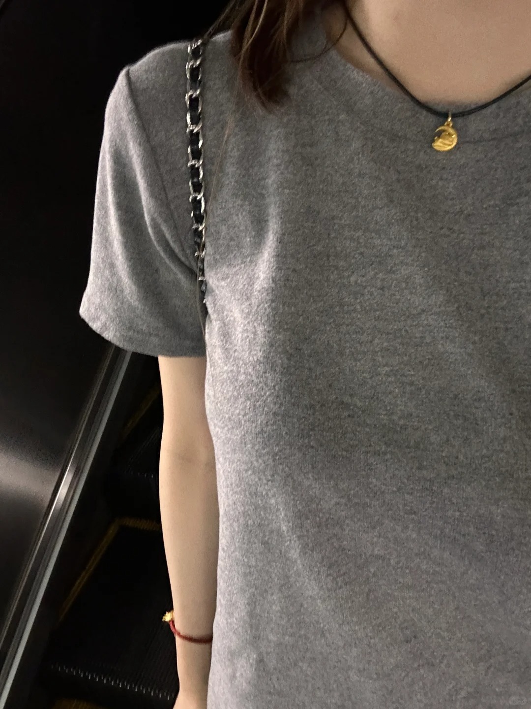 小金吊坠简简单单的😉真滴很衬人
不知道穿什么的时候，就穿一件t恤，戴一条项链，