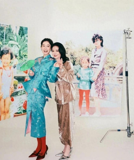 近日，张小斐给粉丝们带来一波暖心惊喜，她和妈妈携手拍摄生日写真，带大家开启了一场