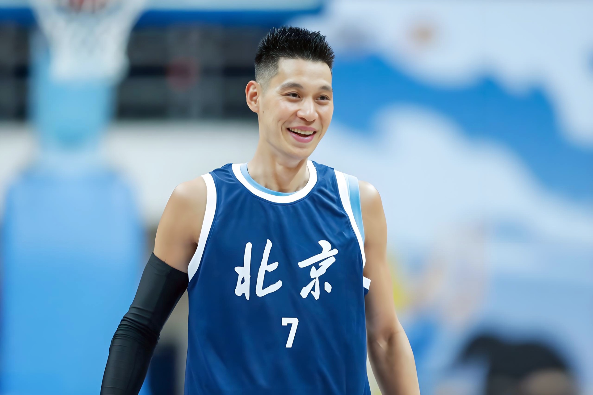 林书豪宣布生娃，中国男篮的希望之星来了
林书豪更新微博：今天，我和我太太十分幸运