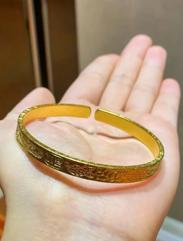 浙江，大妈的儿女给她买了2个金手镯，一条金项链，一共100多克，花了10多万，大