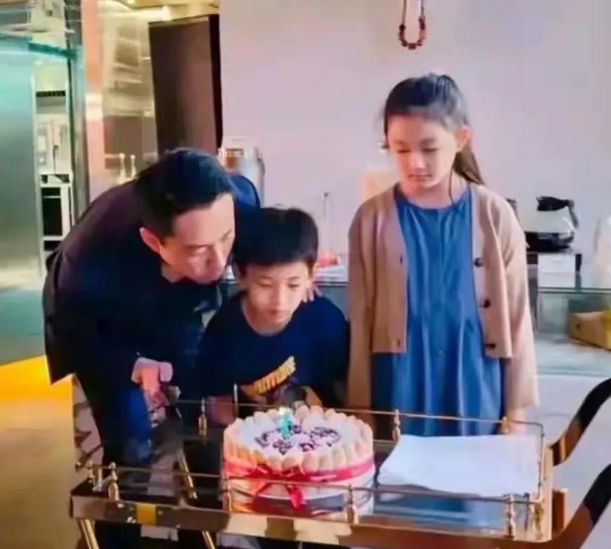 小S又决定将大S树葬！
因为永久放家里遭邻居不满投诉，
小S一会一个注意！后面再