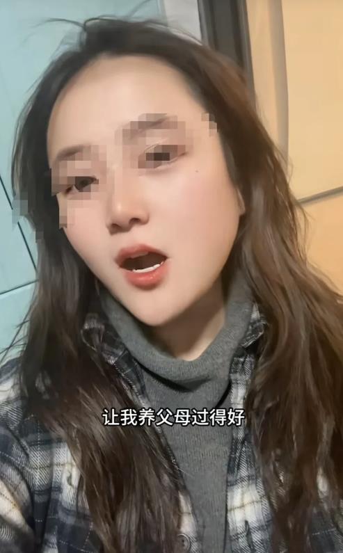 安徽，女子一出生，就被亲生父母，在凌晨3点多，遗弃在镇上的大街上，冰冷的地上，黑