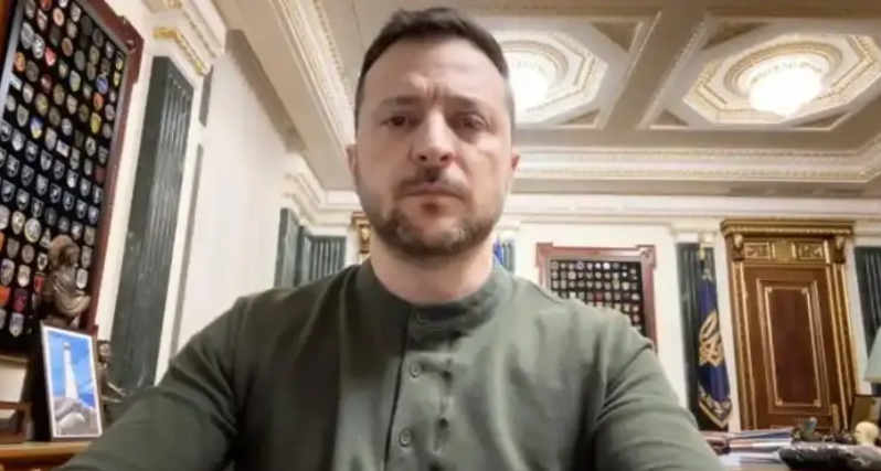 美国不装了，摊牌了！一位知情者透露：白宫想要泽连斯基立即离开乌克兰，并尽快移居法