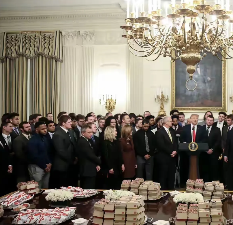 特朗普果然是生意人出身，国宴用汉堡奉客！

第一，此次国宴选择汉堡作为主菜，旨在