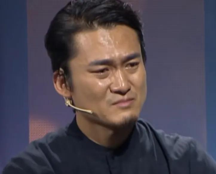 男孩跪求校长资助读书 校长卖房帮他

                     