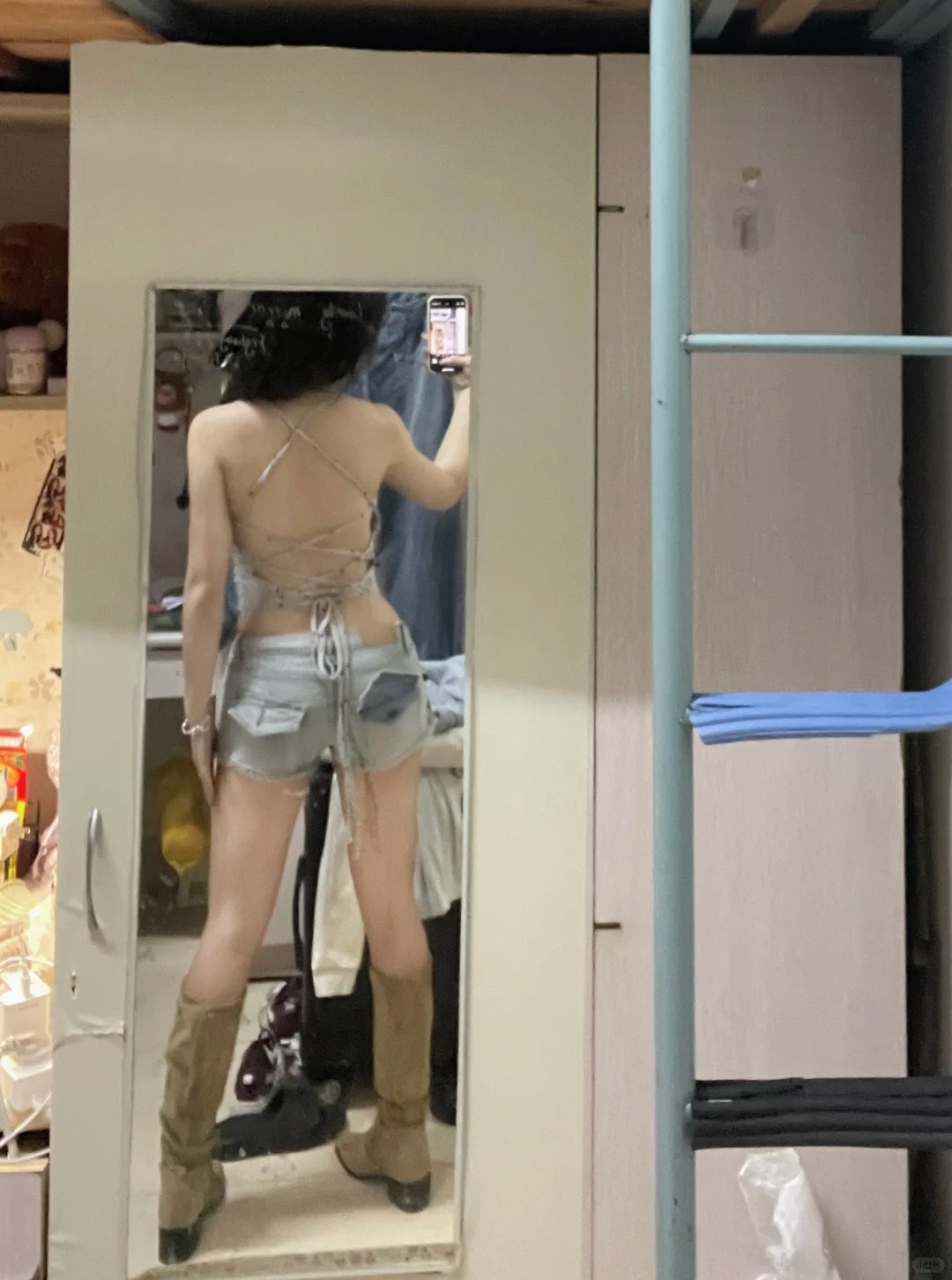 背面来啦 帮我看看如何搭配
这件吊带好好看 怎么搭配裤子 鞋子呢