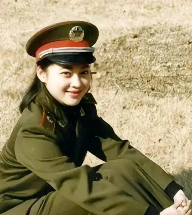 看这位女兵笑的多甜，她皮肤白皙，清纯甜美。如今已是人人熟知的大明星！
今年49