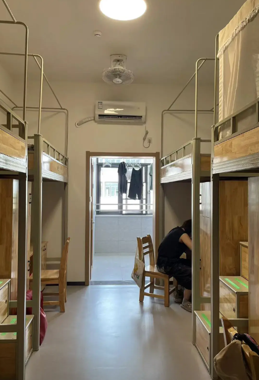 牛掰了，江南大学
妥妥的豪华四人间  一年住宿费1200