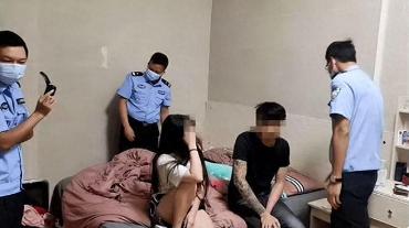 35岁少妇小区卖淫，客户排长队，被抓后：我今天还没干活呢

35岁女子吕彩冰，出