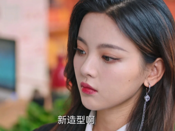 杨超越客串《今日宜加油》，职场丽人