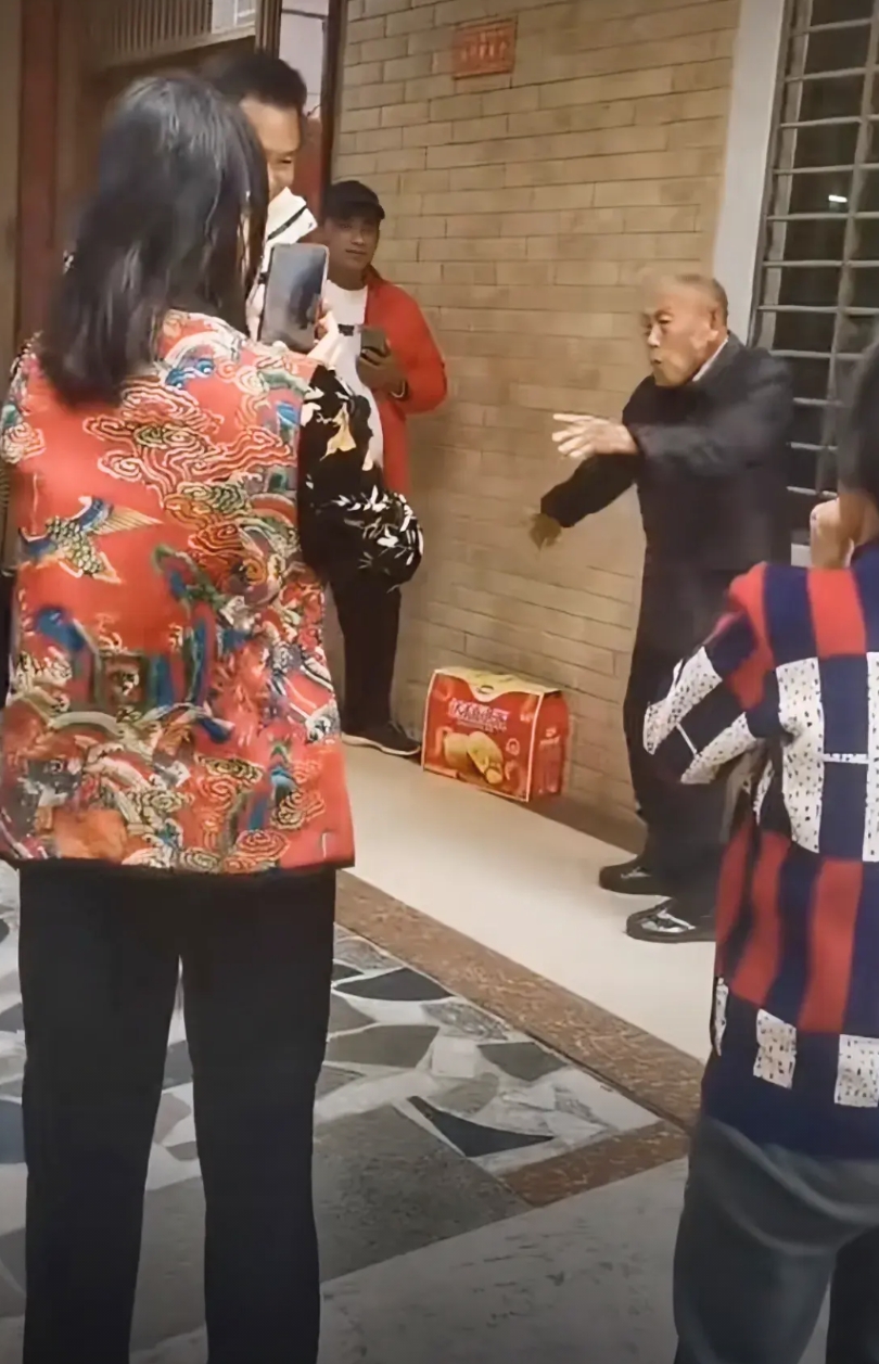 访客硬塞礼盒，梁文峰爷爷不堪烦扰！
DeepSeek创始人梁文峰，凭借一己之力戳