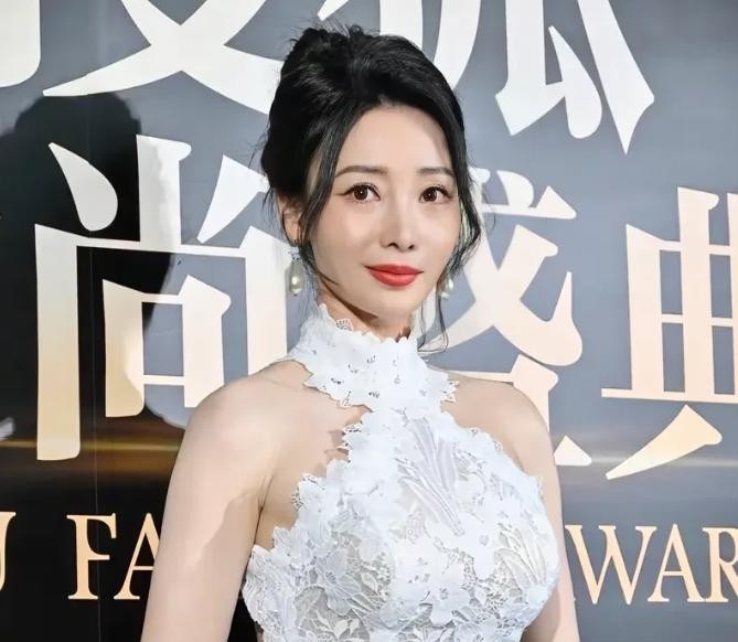 知名女演员柳岩近日因为健康问题再次引发关注。她两次患上子宫肌瘤的消息让网友们非常