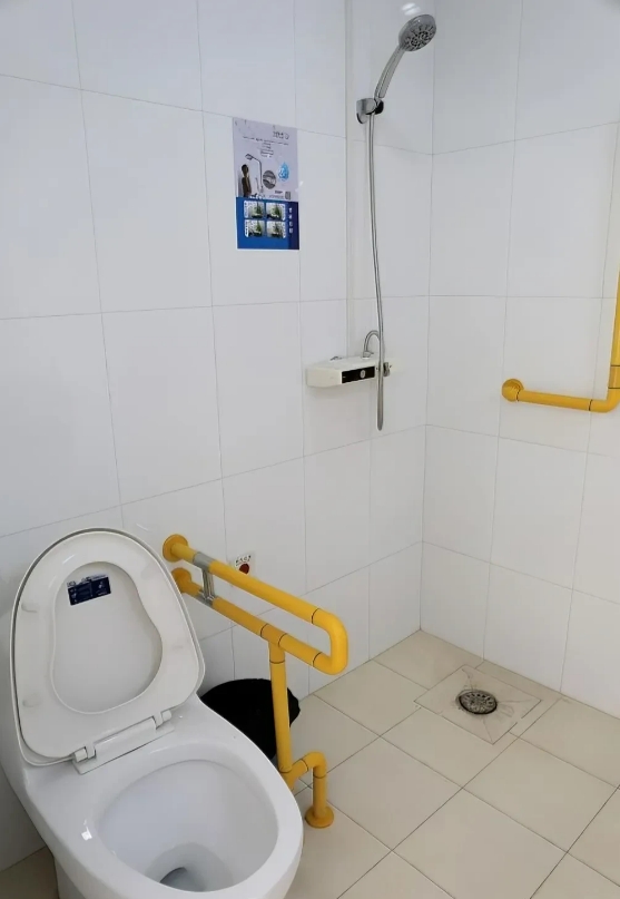 江苏常州，一女子在住院时因洗澡时间太长，被同一病房病人的男家属多次催促。男家属听